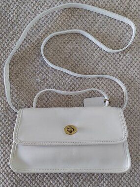90s Vintage Coach Geometric White Clutch (Style 9044)